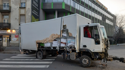 Súlyos baleset: falnak ütközött egy teherautó Budapesten – Fotók a helyszínről