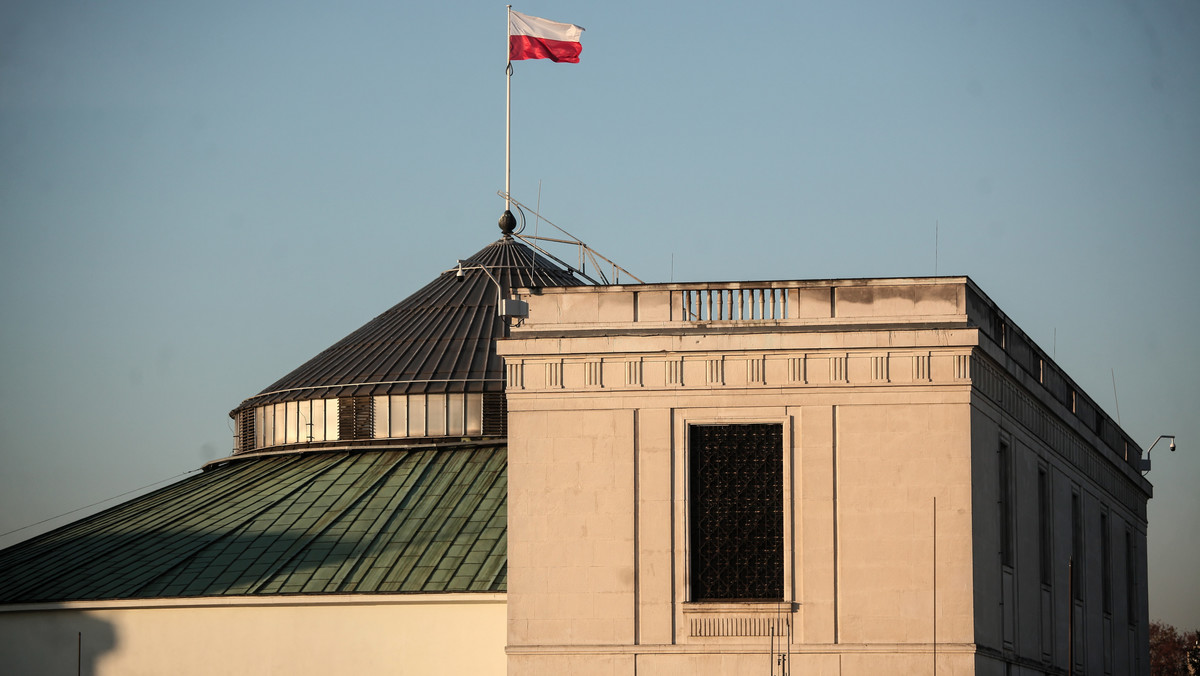 W grudniu najwięcej zwolenników ma koalicja rządząca: PiS może liczyć na poparcie 45 proc. pewnych uczestników wyborów. Koalicję Obywatelską popiera 22 proc., a Lewicę - 11 proc. PSL-Kukiz'15 oraz Konfederacja otrzymały po 6 proc. głosów - wynika z sondażu CBOS.