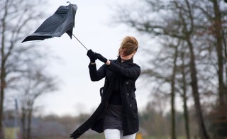 RCB: Ostrzeżenia o silnym wietrze dla 13 województw