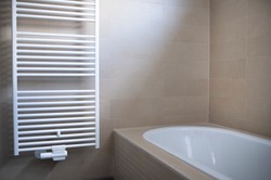 Zatroszcz się o swój portfel. Jak skutecznie napowietrzyć kaloryfer łazienkowy?