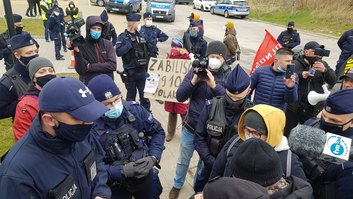 Premier Morawiecki w Gdańsku. Protest pod budynkiem masowego punktu szczepień