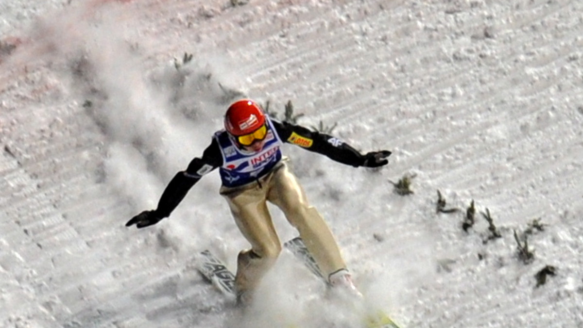 Kamil Stoch znów porwał tłumy kibiców na Wielkiej Krokwi. 24-letni skoczek z Zębu po raz drugi z rzędu wygrał zawody Pucharu Świata w Zakopanem, odnosząc czwarte zwycięstwo w karierze. Wielkim wygranym tych zawodów był także niespełna 18-letni Aleksander Zniszczoł.