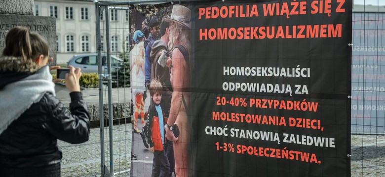 "Pedofilia wiąże się z homoseksualizmem". Wystawa "Stop dewiacji" w centrum Radzynia Podlaskiego