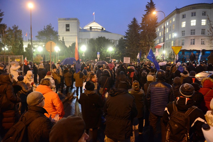 Protest pod Sejmem w trakcie Zgromadzenia Narodowego.