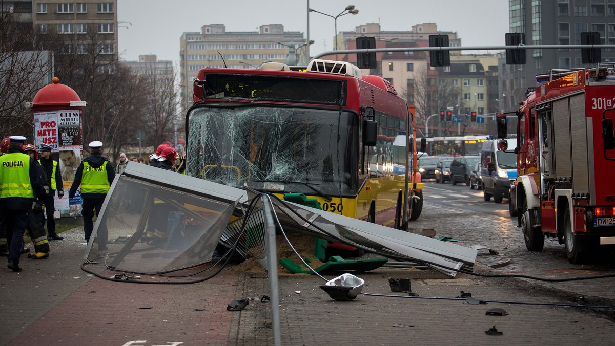 Kierowca autobusu, który wjechał w czwartek w przystanek w centrum Wrocławia był trzeźwy w chwili zdarzenia. W wyniku wypadku zginął mężczyzna, kilka osób zostało rannych. Wrocławska prokuratura wszczęła śledztwo w tej sprawie.