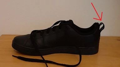 Do czego służy ta pętelka z tyłu buta? Mało kto zna jej prawdziwą funkcję