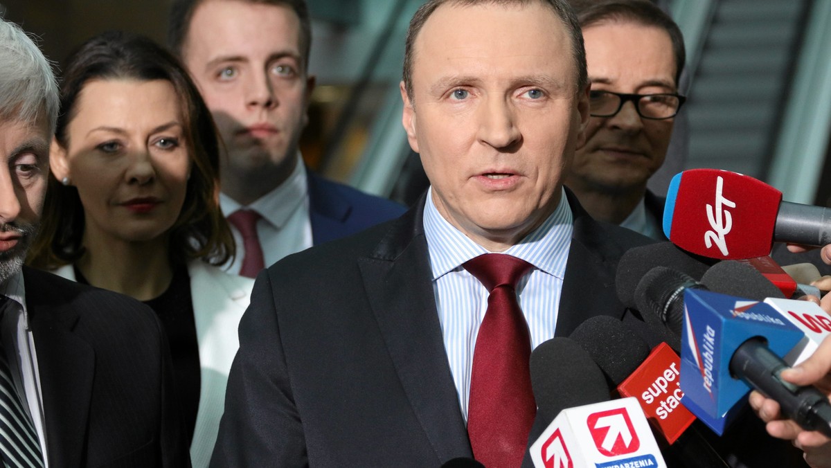 - Pierwszym celem było przejęcie kontroli nad spółką. Po to, by nie dopuścić do prowokacji ani prób wywołania chaosu. To się udało - mówi w rozmowie z tygodnikiem "wSieci" Jacek Kurski. Prezes Telewizji Polskiej dodaje, że "jego TVP" będzie wierna regułom gry. - Nie zamierzam ręcznie sterować - zapowiada.