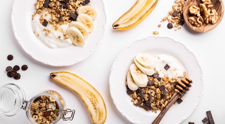 Banán, joghurt és zabpehely: ideális esti nassolnivalók Fotó: Getty Images