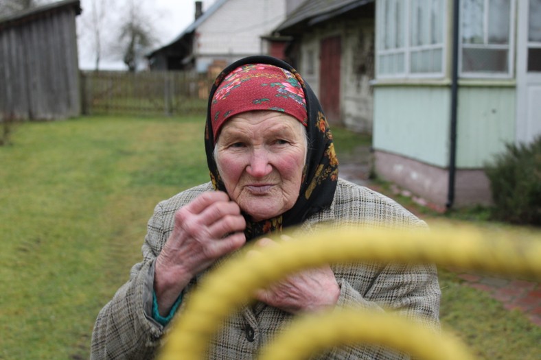 Mieszkanka wsi Minkowce, której wnuki pracują na granicy polsko-białoruskiej, strefa zamknięta, woj. podlaskie, 16.12.2021.