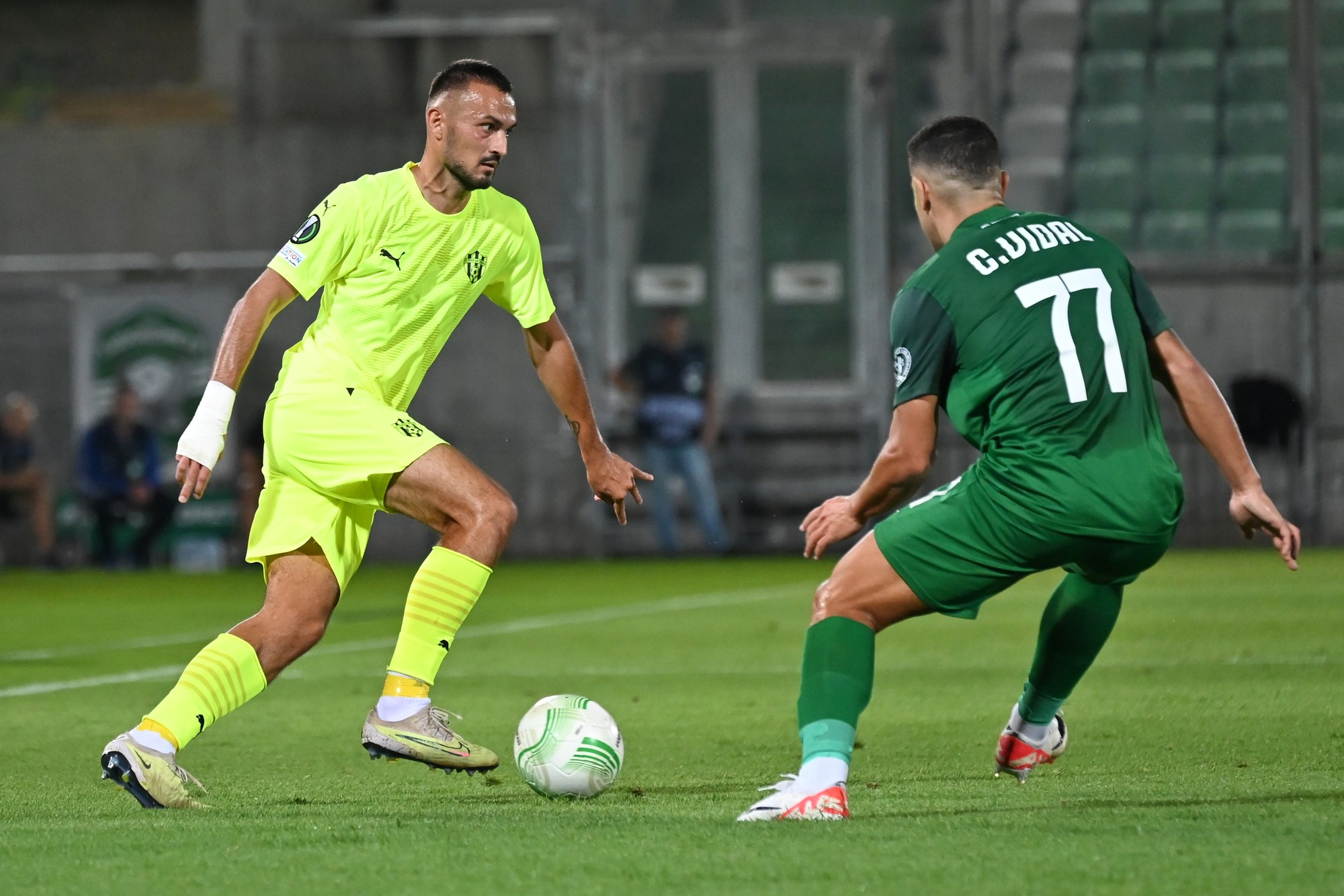 Vľavo hráč Spartaka Martin Šulek a hráč Ludogorca Caio Vidal.