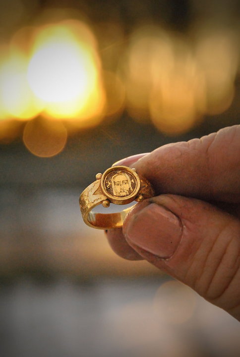 Złoty pierścień z Kalmaru z podobizną Chrystusa