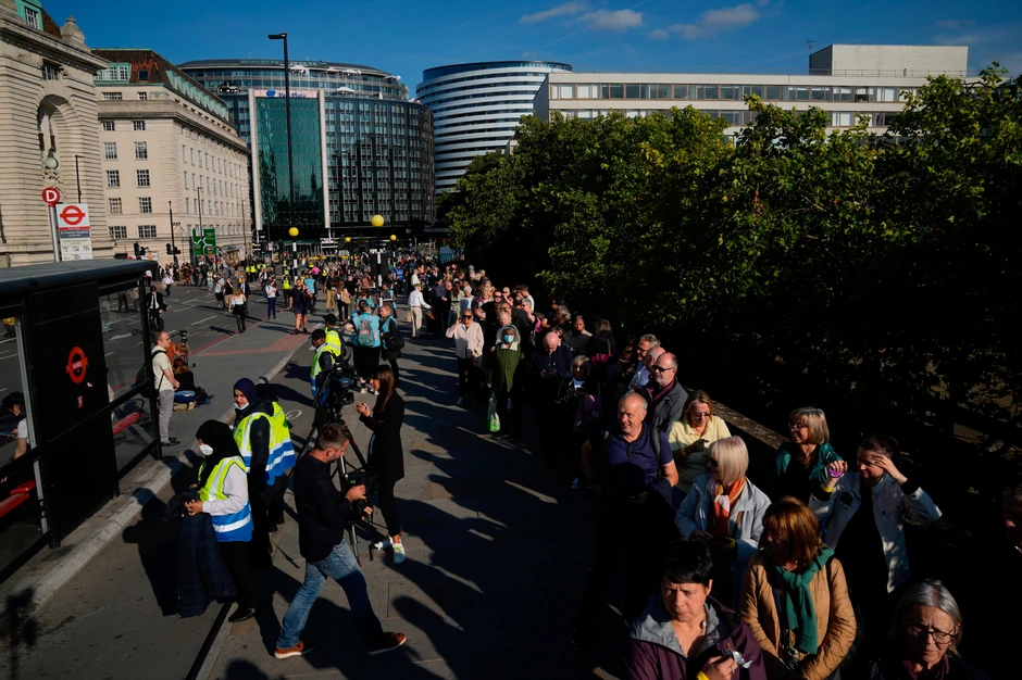 Kilometarski redovi u Londonu za odavanje pošte kraljici Elizabeti