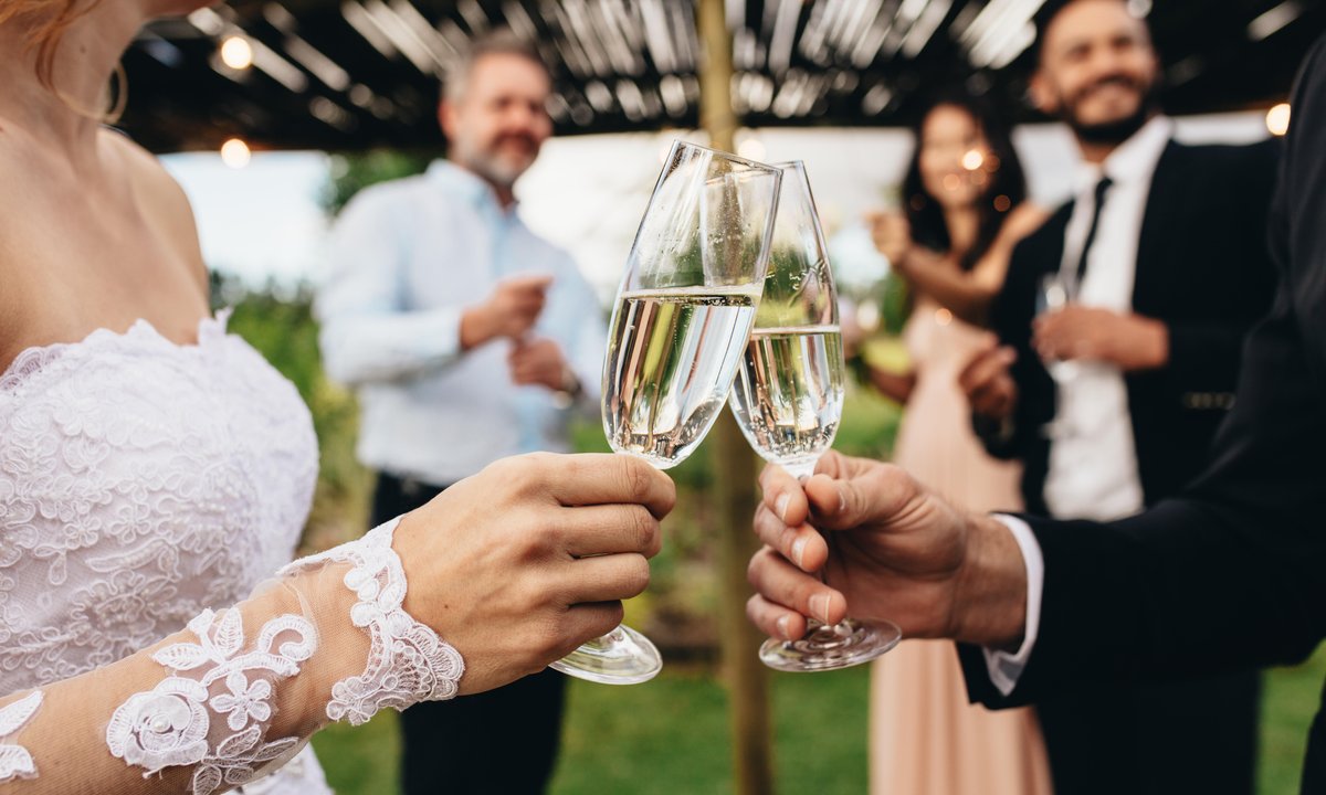 Ile wypada dać w kopercie parze młodej? Wedding planerka mówi wprost