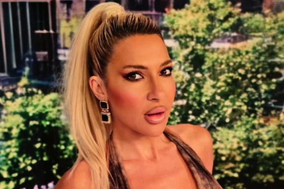 (FOTO) MINIJATURNI STRUK SILIKONE BACIO U DRUGI PLAN Jovana Jeremić ponovo podigla temperaturu u jutarnjem programu: Svima pale vilice kad je ušla u studio