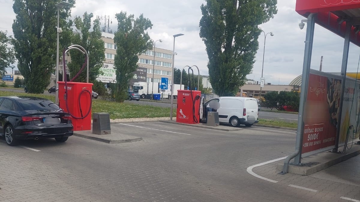 V priestoroch samoobslužnej autoumyvárne došlo podľa polície k stretu vozidla s maloletou osobou.