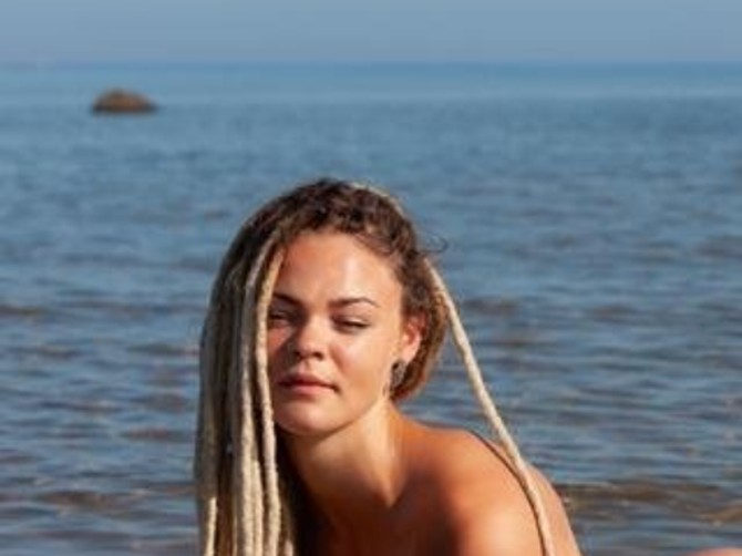 Helena na plaži / Ilustracija
