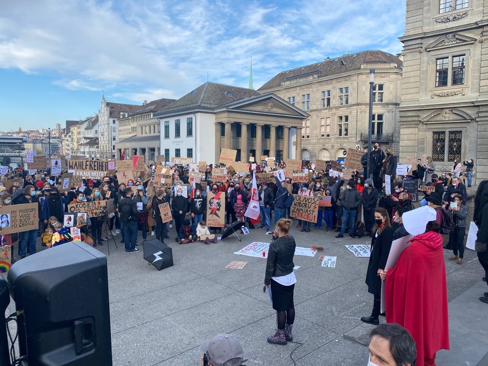 Zurych, Szwajcaria. Manifestacja solidarności z kobietami protestującymi w Polsce