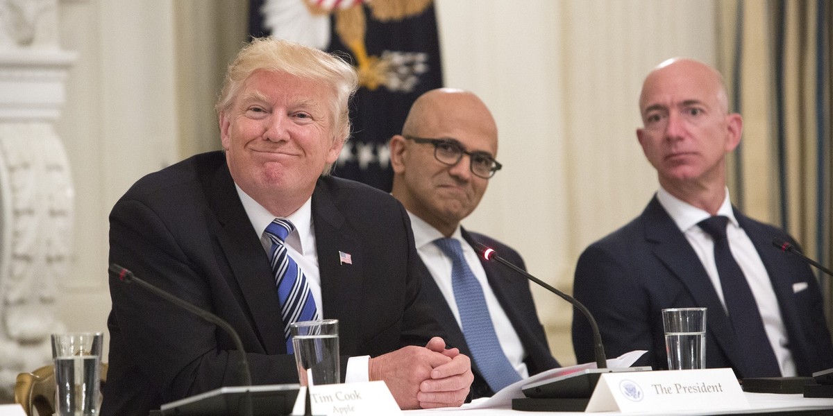 Od lewej: Donald Trump, CEO Microsoftu Satya Nadella i CEO Amazona Jeff Bezos na spotkaniu tech-firm z prezydentem USA