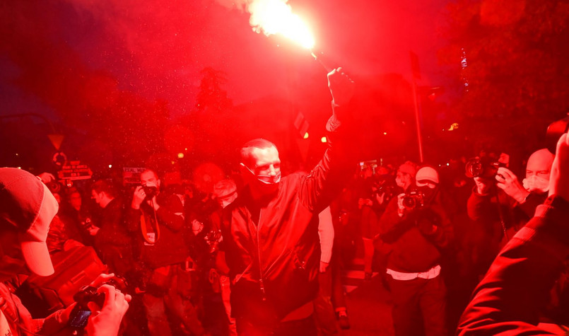 Protesty pod chmurką. Jakie jest ryzyko zakażenia