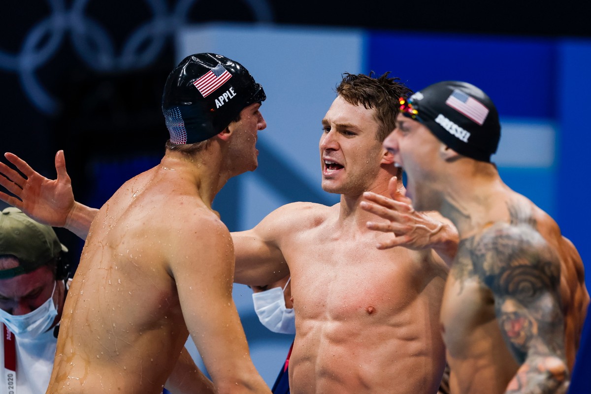 Amerykańscy pływacy po finale sztafety 4x400 m