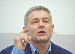 Frasyniuk ostro: Komorowski nie jest poważnym politykiem