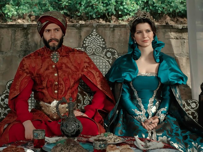Ekin Koč i Beren Sat kao sultan Ahmed I i sultanija Kosem