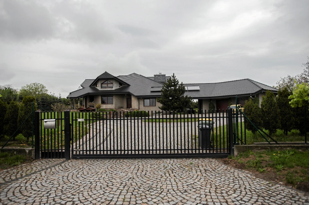 Jak mieszka Paweł Kukiz? "Obejścia pilnują dwa wielkie owczarki"