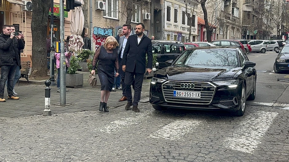 Slavica Đukić Dejanović ispred OŠ "Vladislav Ribnikar" 