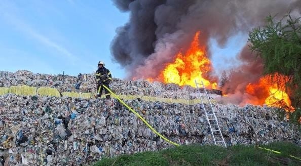 Pri Prahe začala horieť skládka plastov, hasiči vyhlásili najvyšší stupeň poplachu.
