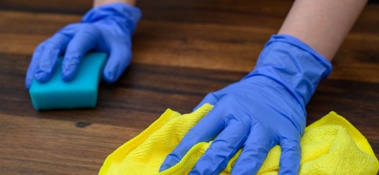 Panele będą lśnić jak nowe. Dodaj odrobinę do wody, później sobie podziękujesz