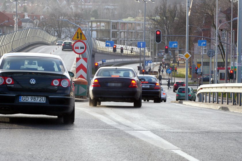 Z drogi śledzie Kurski jedzie