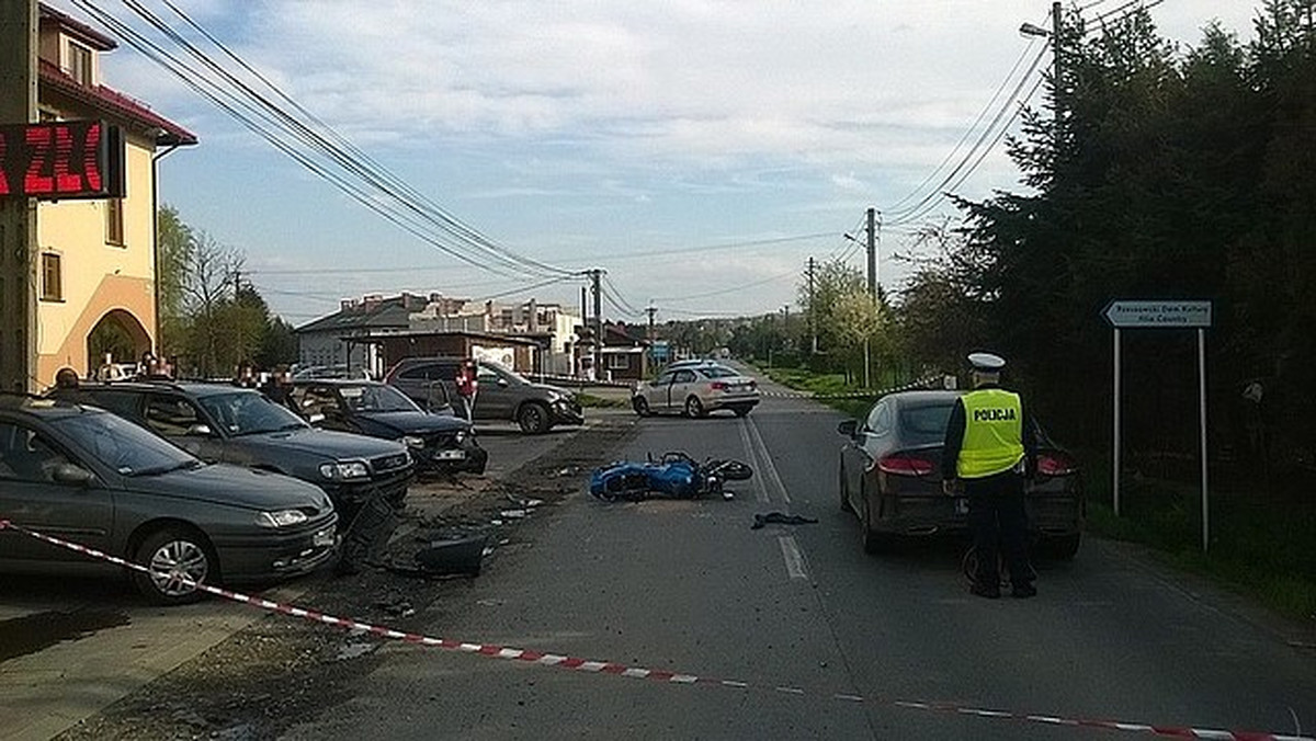 92-letni mężczyzna zginął w wypadku, do którego doszło dzisiaj po południu w Rzeszowie. W innym zdarzeniu ranny został 24-letni motocyklista, sześć samochodów zostało uszkodzonych.