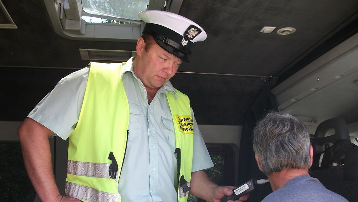 Inspektorzy Inspekcji Transportu Drogowego często zatrzymują kierowców zagranicznych tirów, którzy prowadzą pojazdy na tzw. podwójnym gazie. W czwartek inspektorzy ITD ze Śląska zatrzymali pijanego Litwina wiozącego konie.