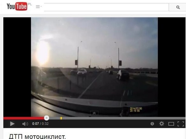 Ten motocyklista jest największym farciarzem świata [WIDEO]