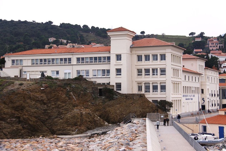 9. Université Pierre et Marie Curie (Francja), 
wynik: 60,8 pkt/100.
To najwiekszy kompleks naukowy i medyczny we Francji. Ma 125 laboratoriów.
Na zdjęciu: Obserwatorium oceanologiczne Banyuls-sur-mer należące do uczelni. Zdjęcie: Jpbazard Jean-Pierre bazard (Own work) [GFDL (http://www.gnu.org/copyleft/fdl.html) or CC-BY-SA-3.0-2.5-2.0-1.0 (http://creativecommons.org/licenses/by-sa/3.0)], via Wikimedia Commons