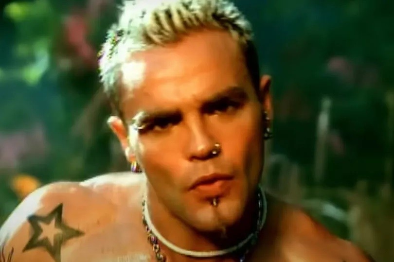 Zomrel spevák skupiny Crazy Town Shifty Shellshock.