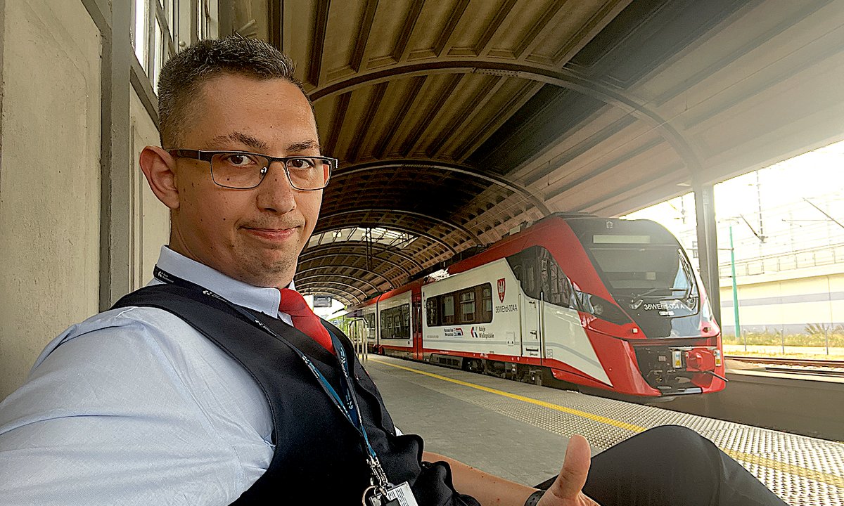 Karol jest konduktorem. Zdradził, jak wyglądają zarobki w jego branży