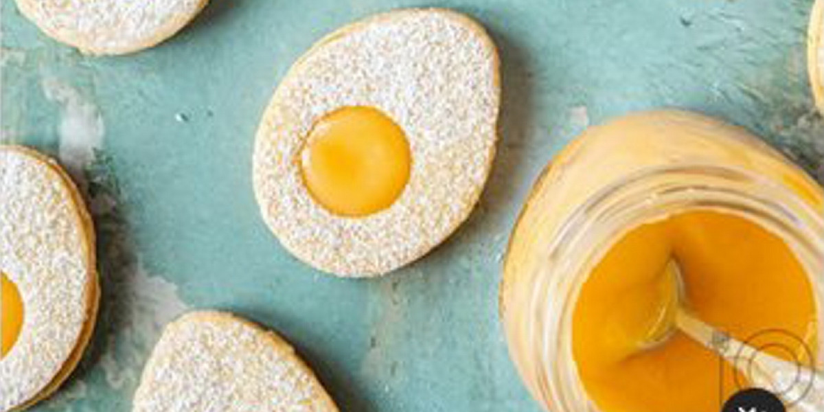 Ciasteczka w kształcie jajek z "żółtkiem" z cytrynowego kremu to hit wielkanocnych świąt. Tu w wykonaniu autorki bloga na-talerzu.pl