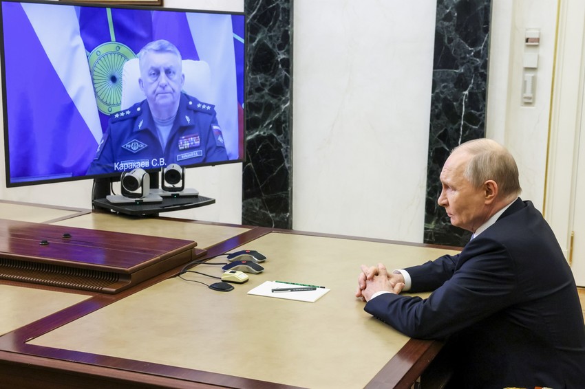 Vladimir Putin na vezi sa general-pukovnikom Sergejem Karakajevim 12. maja