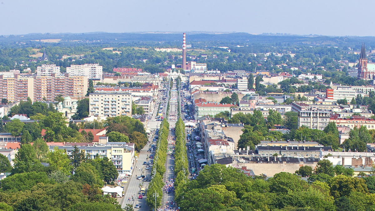 Nową jednostkę, obsługującą mieszkańców korzystających z zasiłków, dodatków i świadczeń pomocy społecznej, tworzy magistrat Częstochowy. Częstochowskie Centrum Świadczeń zacznie działać od 1 stycznia 2017 r.