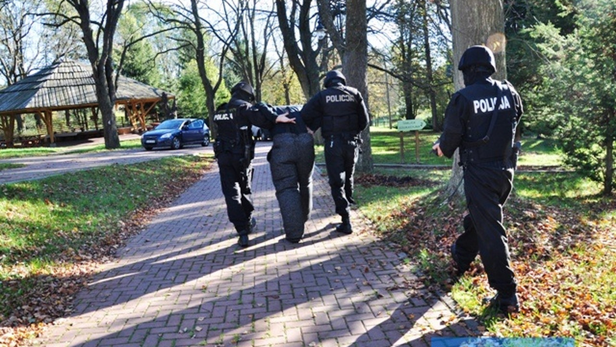 Trzej zamaskowani napastnicy sterroryzowali bronią pracownika kantoru, zrabowali pieniądze i uciekli. W pogoń za bandytami ruszyli jaworscy policjanci. Ostatecznie przestępców udało się złapać, bo taki był plan ćwiczeń. A życie, jak wiadomo, pisze własne scenariusze.