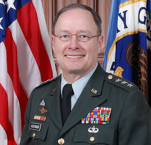 Superszef NSA, Gen. Keith B. Alexander - na zdjęciu jeszcze w wersji trzygwiadkowej