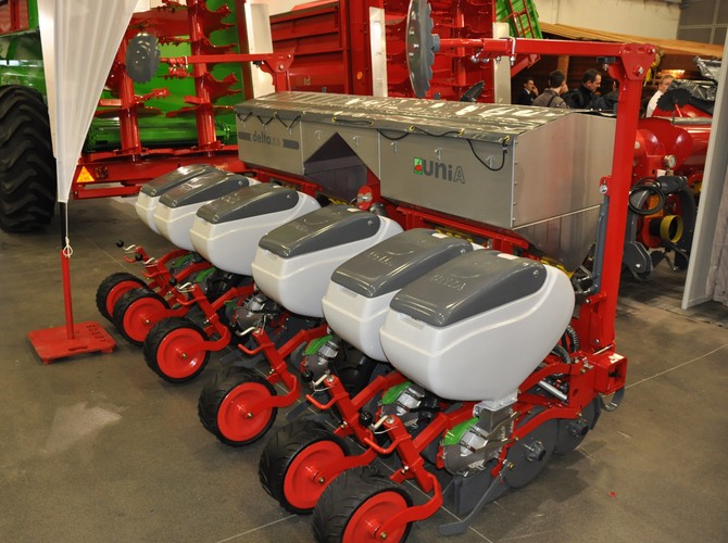 Według zapewnień producenta siewnik ma szansę stać się hitem
polskiego rynku. 6-rzędowy model Delta jest składany teleskopowo.
Nowością jest także półautomatyczna regulacja szerokości.