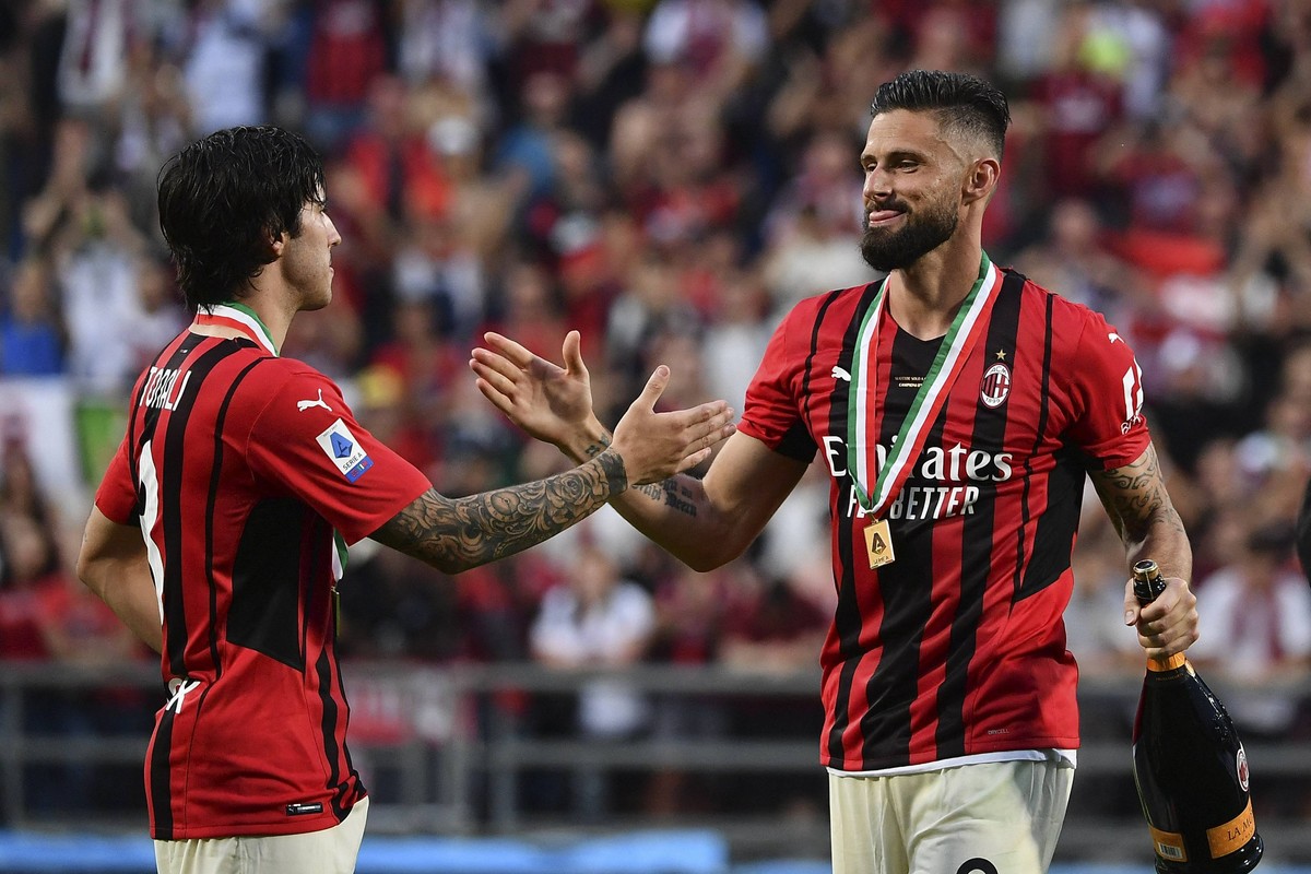 Piłkarze AC Milan Sandro Tonali (L) i Olivier Giroud (P)