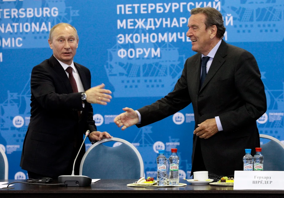 Władymir Putin i Gerhard Schroeder - od lat łączy ich polityczna przyjaźn i gospodarcze interesy