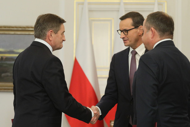 Warszawa, 12.10.2022. Powołany na stanowisko ministra-członka Rady Ministrów, poseł PiS Marek Kuchciński (L), odwołany ze stanowiska ministra do spraw Unii Europejskiej Konrad Szymański (P) oraz premier Mateusz Morawiecki (2P), 12 bm. w Belwederze w Warszawie. (aldg) PAP/Paweł Supernak