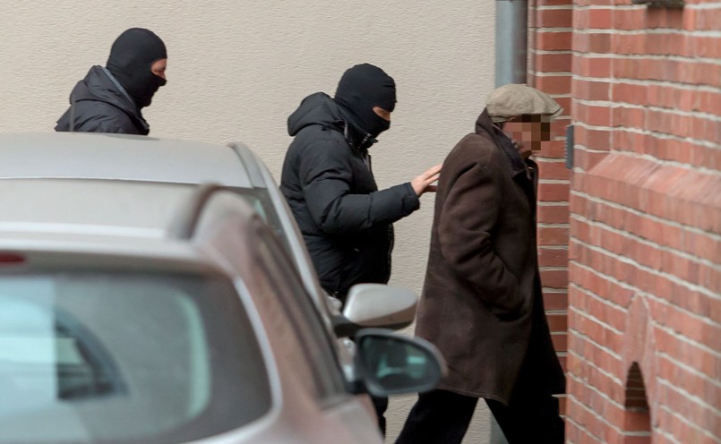 Były senator Józef Pinior doprowadzany do siedziby Wielkopolskiego Wydziału Zamiejscowego Departamentu do spraw Przestępczości Zorganizowanej i Korupcji Prokuratury Krajowej w Poznaniu