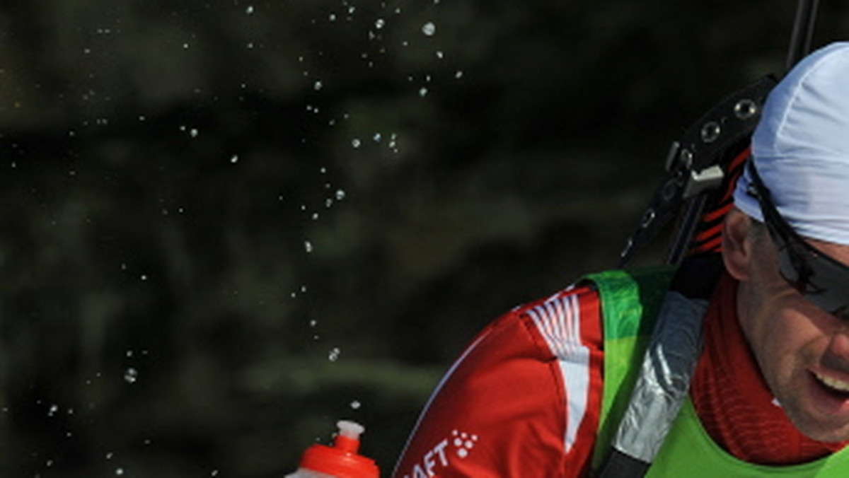 Tomasz Sikora znakomicie rozpoczął nowy sezon Pucharu Świata w biathlonie. Piąte miejsce w biegu indywidualnym (20 km) w Oestersund pozwalało mieć nadzieje na kolejne udane starty w Szwecji. Niestety. Nasz zawodnik zatruł się wodą pitną.