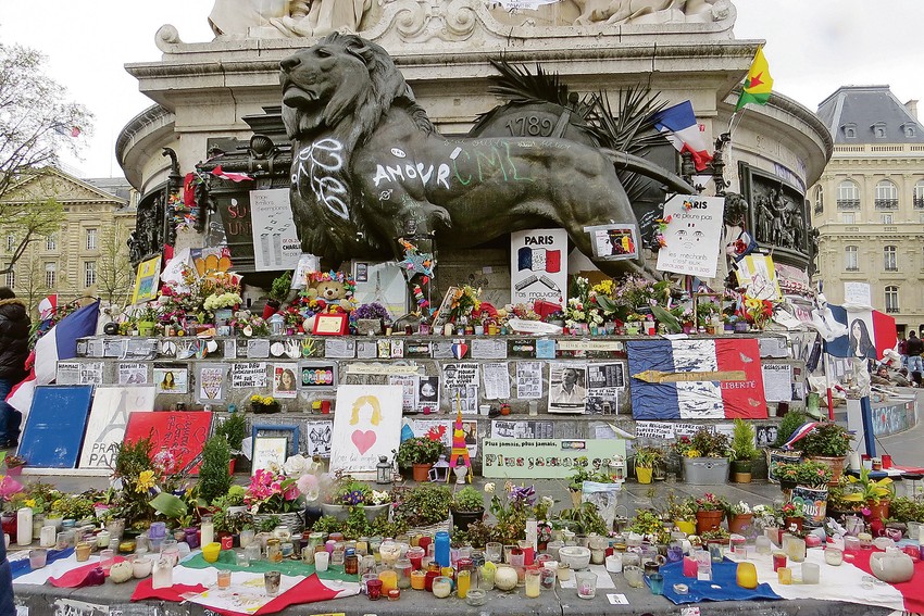 Sećanje na žrtve masakra: Spomenik na trgu i danas je pod cvećem