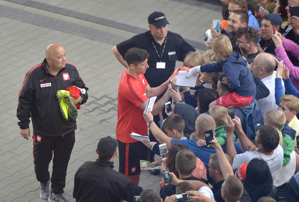 Euro 2016: Polscy piłkarze przylecieli do Gdańska. Do hotelu dotarli pod eskortą policji